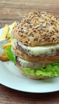 burger double et frites dans une assiette, en gros plan