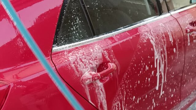 lavage d'une voiture dans une station de lavage 