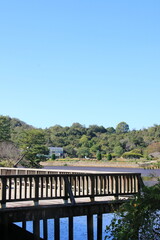 秋の兵庫県立フラワーセンター(兵庫県加西市)の池辺のテラスからの風景