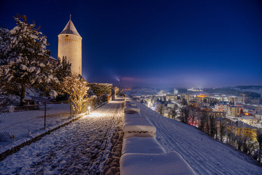 Photo nocturne d'une tour m&eacute;di&eacute;val sur les remparts de la ville de Romont en Suisse