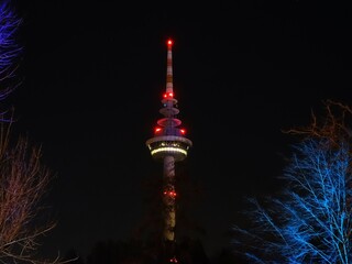 Fernsehturm beim Luisenpark in Mannheim bei Nacht