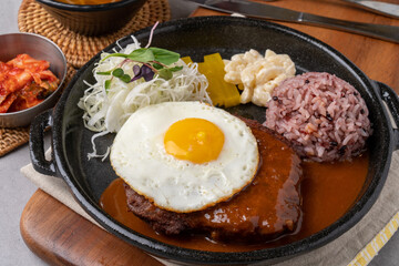 Sirloin, pork, pork, pork cutlet, hamburger steak, red pepper paste, bulgogi, lunch box, mushrooms, stir-fried squid, egg roll, side dish, egg roll, salad, rice
