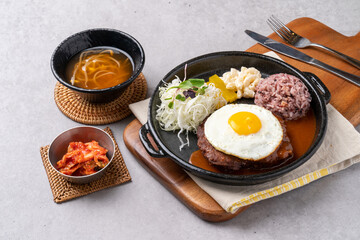 Sirloin, pork, pork, pork cutlet, hamburger steak, red pepper paste, bulgogi, lunch box, mushrooms, stir-fried squid, egg roll, side dish, egg roll, salad, rice