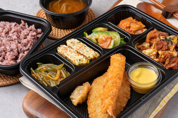 Sirloin, pork, pork, pork cutlet, hamburger steak, red pepper paste, bulgogi, lunch box, mushrooms, stir-fried squid, egg roll, side dish, egg roll, salad, rice