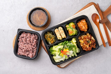 Sirloin, pork, pork, pork cutlet, hamburger steak, red pepper paste, bulgogi, lunch box, mushrooms, stir-fried squid, egg roll, side dish, egg roll, salad, rice