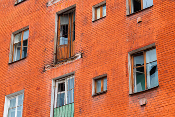 Fototapeta na wymiar facade of an abandoned red brick house