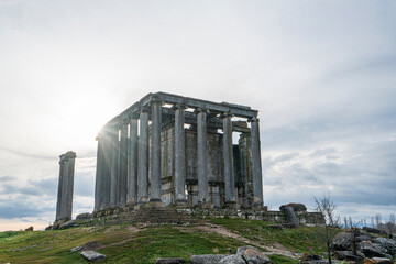 Obraz premium The scenic views from Aizanoi which was a Phrygian city in surviving remains from the period include a well-preserved Temple of Zeus, a combined theatre-stadium complex in Kütahya