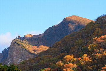 秋の紅葉に染まる裏磐梯山