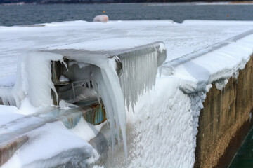 氷に覆われた埠頭