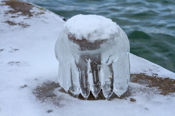 氷に覆われた埠頭