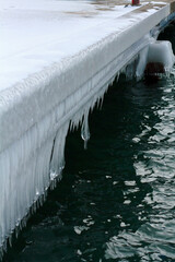 氷に覆われた埠頭