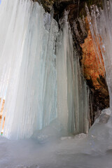 凍てつくだらめきの滝