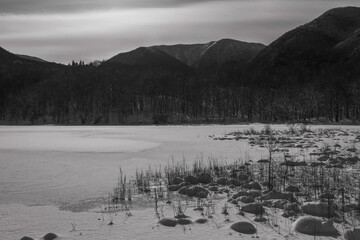 雪に覆われた冬の観音沼