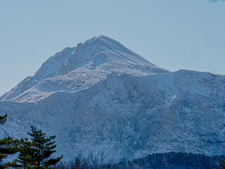 青空をバックに新雪の裏磐梯山