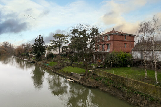Maison au bord de seine &agrave; l'&icirc;le de Mignaux, Poissy, France
