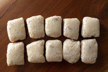 冷凍ストックするラップに包んだ玄米ご飯