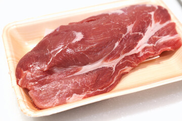 調理前の生の豚肩ロース肉