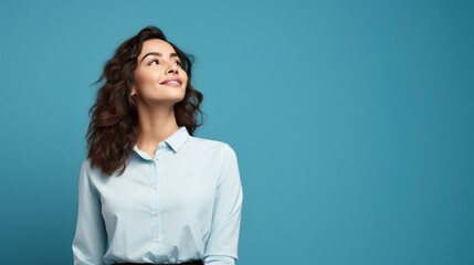 Obraz premium Young brunette woman standing over isolated background