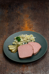 Leberkäse vom Wildschwein mit Kartoffelsalat und saurer Gurke - 727148413
