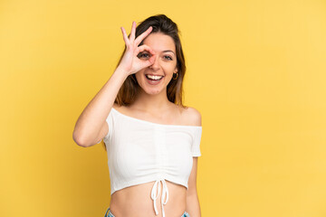 Naklejka premium Young caucasian woman isolated on yellow background showing ok sign with fingers