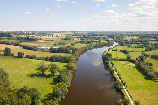 riviere et piste cyclable au milieu des champs, vue aerienne,  la mayenne au nord d'Angers et sud chateau gontier sur mayenne en France, region Pays de la Loire , departement Maine-et-Loire