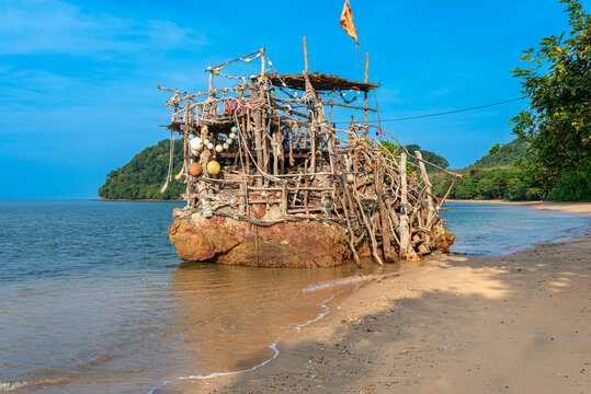 Bar and viewing platform on a rock in the sea on the beach of Hut Luboa on the island of Ko Jum. In the north of the island, which is also called Ko Pu in this part, there are extremely quiet beaches
