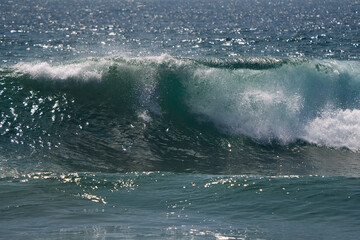 Naklejka premium wave breaking on the beach