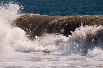 Fototapeta premium wave breaking on the beach