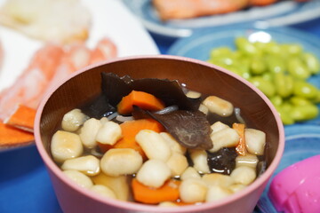 お正月の食卓（日本の会津 郷土料理 こづゆ）ヨコ位置