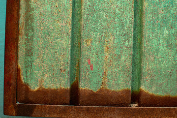 imagen horizontal de una puerta de metal vieja y oxidada 