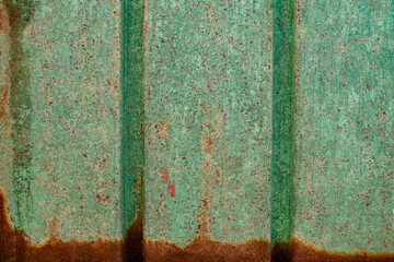 Fondo de una puerta de metal verde con oxido en la parte superior textura vieja