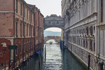 Photo sur Plexiglas Pont des Soupirs Rio di Palazzo canal, Ponte dei Sospiri bridge and Ponte della Paglia bridge in the background in Venice