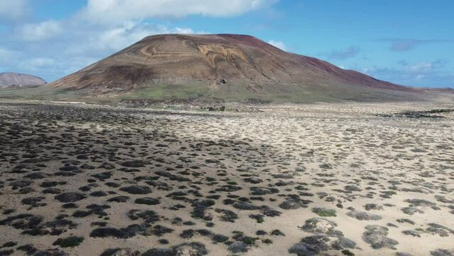 Vista dall'alto drone, splendida veduta aerea su vulcano con passaggio veloce delle nuvole a Lanzarote, Canarie.