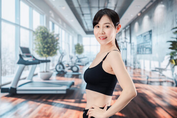 スポーツジムでトレーニングをする女性