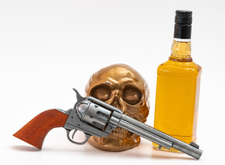 Goldener Totenkopf, Revolver und Whiskeyflasche