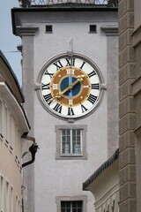 Fototapeta na wymiar Uhr am alten Rathaus in Salzburg