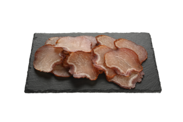 Embutido de lomo de cerdo cortado en rodajas en un plato de piedra negra