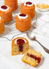 runebergin torttu, runeberg sweet cake with jam