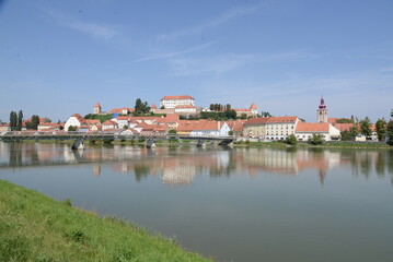 Fototapeta na wymiar Drau und Schlossberg in Ptuj, Slowenien