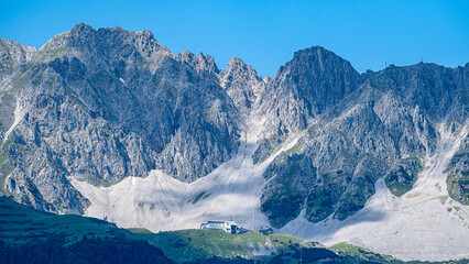 Das Alpenmassiv Nordkette in Tirol direkt über der Stadt Innsbruck mit den Seilbahnstationen...