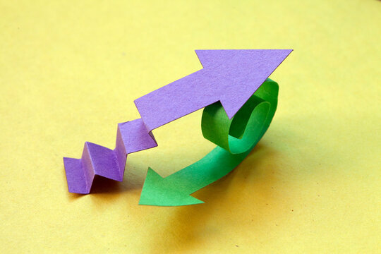 2 atogonistic trends, paper arrows pointing to opposite directions