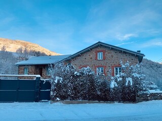 Maison sous la neige 