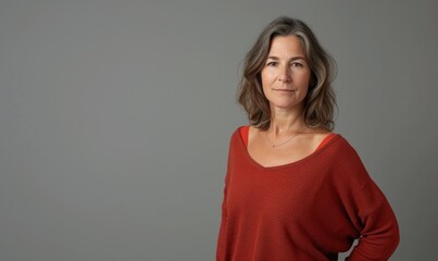 Obraz premium Middle aged woman wearing casual standing against neutral gray background and looking at camera