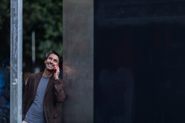 Obraz premium View of young man using a smartphone at twilight