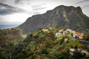 Fototapeta na wymiar mountainous area of madeira, green, hills, viewpoint, steep hills, lush, hiking, outdoors, trekking