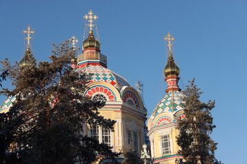 Fototapeta na wymiar Свято-Вознесенский кафедральный собор в Алмате.