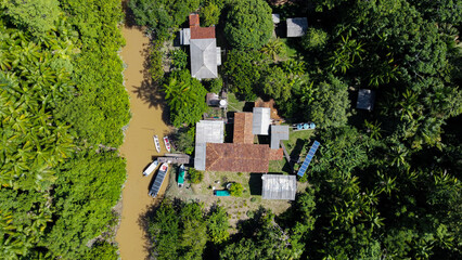 Casas típicas de ribeirinhos na Ilha das Cinzas, Pará, Brasil