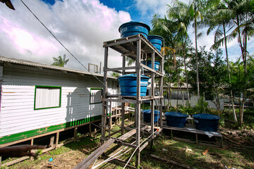 Caixa d'água em escola na Comunidade da Ilha das Cinzas, Arquipélago do Marajó, Pará, Brasil