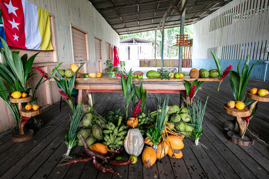 Mesa com frutas na Escola da comunidade da Foz do rio Mazagão Velho, Amapá, Brasil