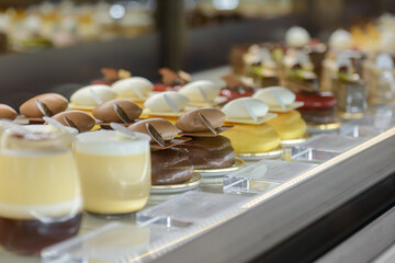 ショーケースに並ぶいろいろな種類のケーキ